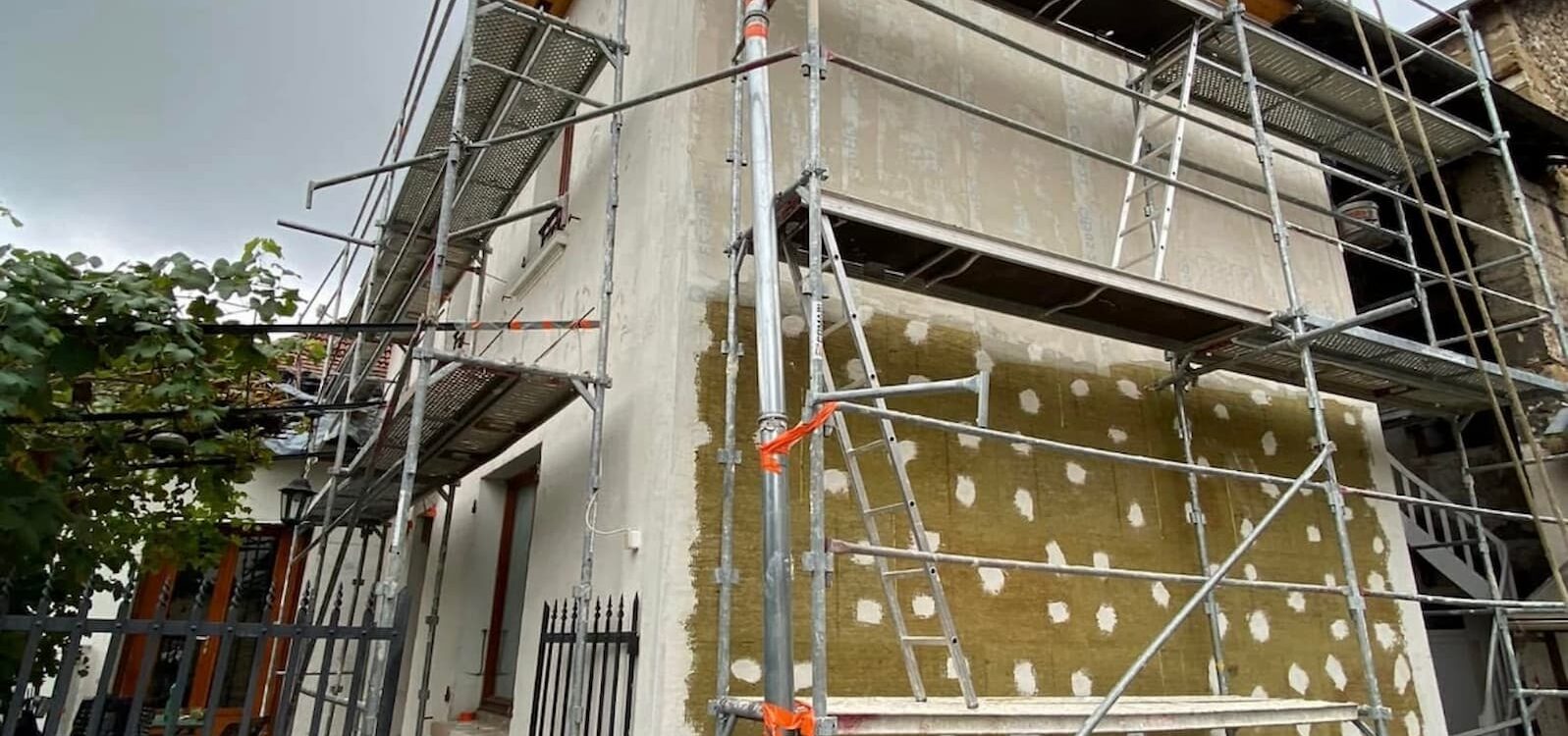 ISOLATION_EXTERIEURE_SUR_MESURE1 1597X750 | Les Compagnons du Patrimoine Ravalement de façade et urbanisme : quelles sont les obligations légales ? Mulhouse